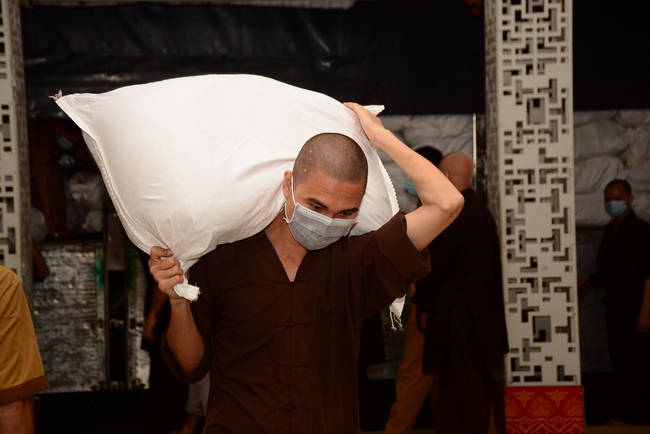 Chùa Hoằng Pháp: Tiếp tục hỗ trợ người dân khó khăn trong đại dịch Covid (đợt 8)